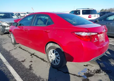 2018 Toyota Corolla Le z USA, uszkodzony, nr VIN 5YFBURHE7JP820620